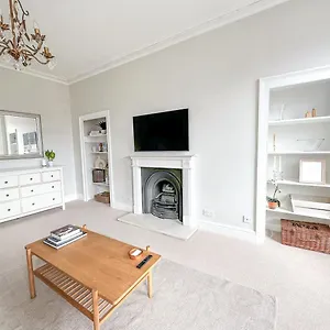 Beautiful Georgian One Bedroom Apartment Bath