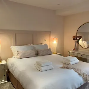 The Pink Palace At Ryedale House Apartment