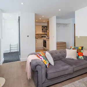 Little Potter, With Parking Apartment